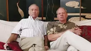 يحصل على البهجة الساخنة أحمر الشعر من قبل اثنين من اللاعبين القدامى