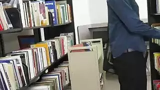 أمين المكتبة التمسيد الديك مع الثدي ويعطي الرأس