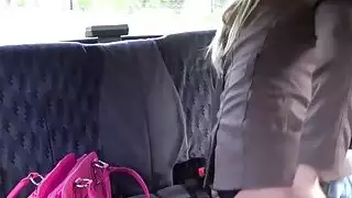 شقراء جميلة والراكب الغنية يحصل بوسها مارس الجنس من الصعب